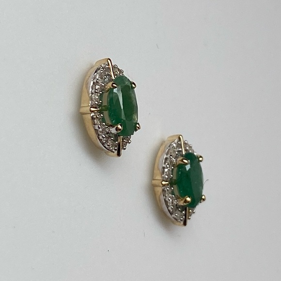 10K Yellow Gold Oval Shape Emerald and 0.10ct twt Diamond Stud Earrings NEW - Picture 7 of 11